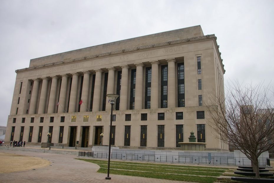 The exterior of a courthouse building in downtown Nashville.