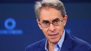 Kenneth Roth in a suit speaking at a conference.