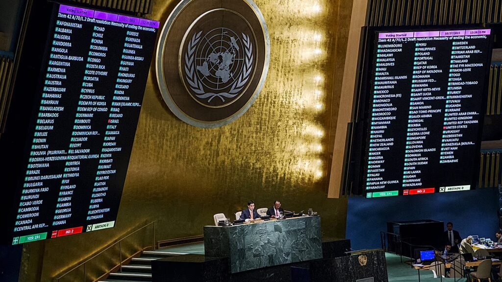 UN voting board showing 130 votes in favor, 17 against and 25 abstentions on ending the US embargo on Cuba.