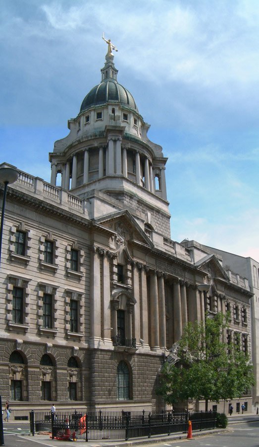 The exterior of a historic courthouse building in London.